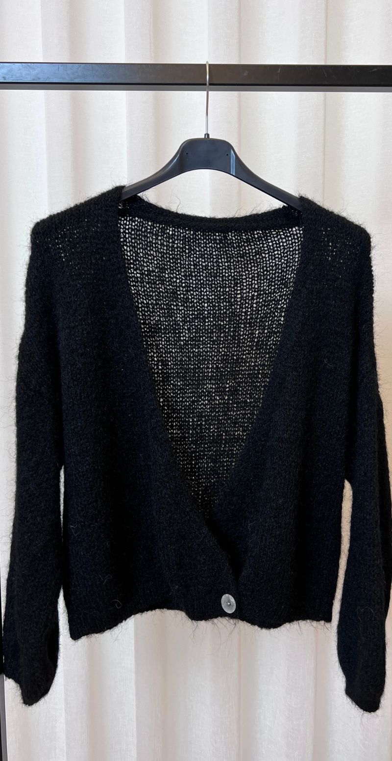 Kitty strikcardigan med wrapeffekt og knapper sort LikeLondon