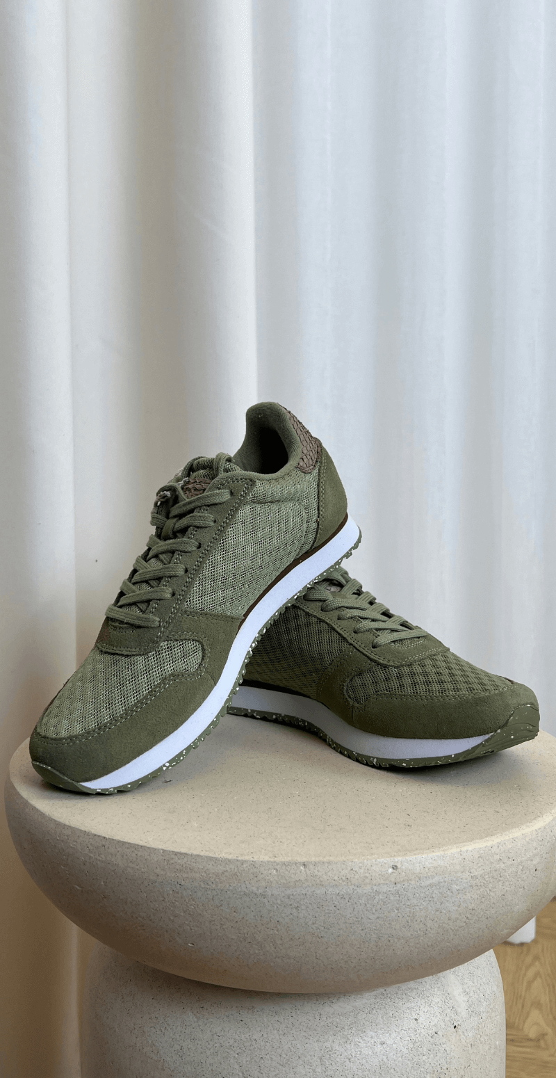 Sneakers med snørebånd og skind i Dusty Olive