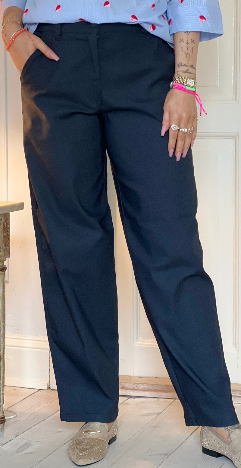 Tonje bukser i denimlook og barrelfit navy blazer melage Freequent