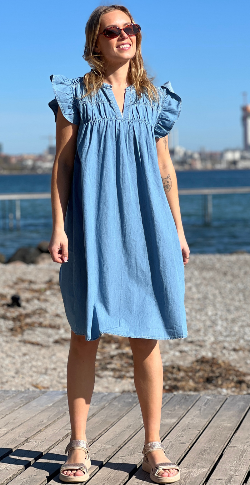 Kashe denim kjole med smock light blue denim B.young