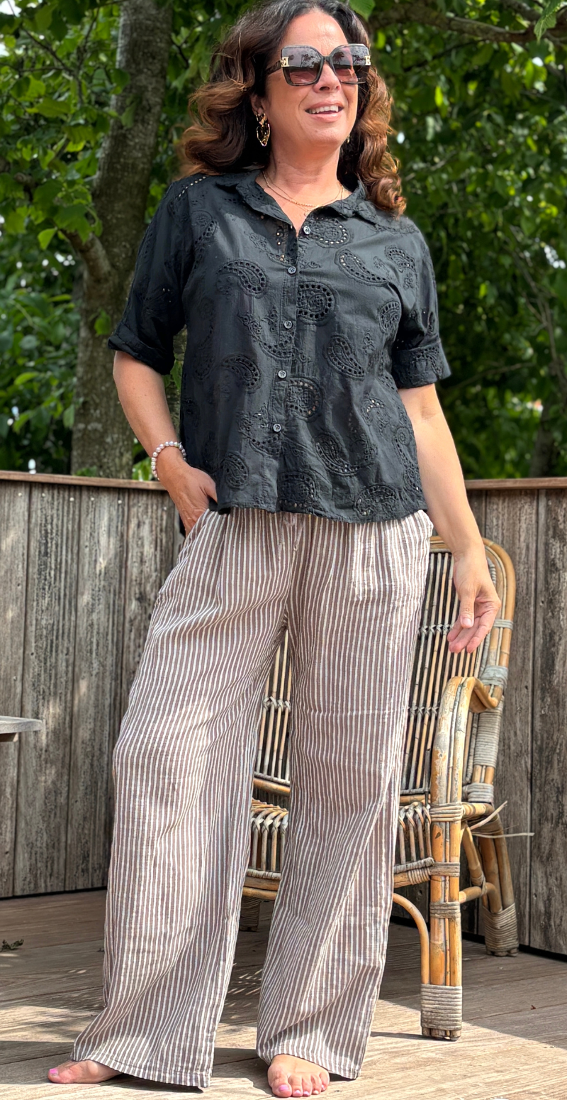 Isobel bluse med 3/4 ærmer og broderi anglaise sort LikeLondon