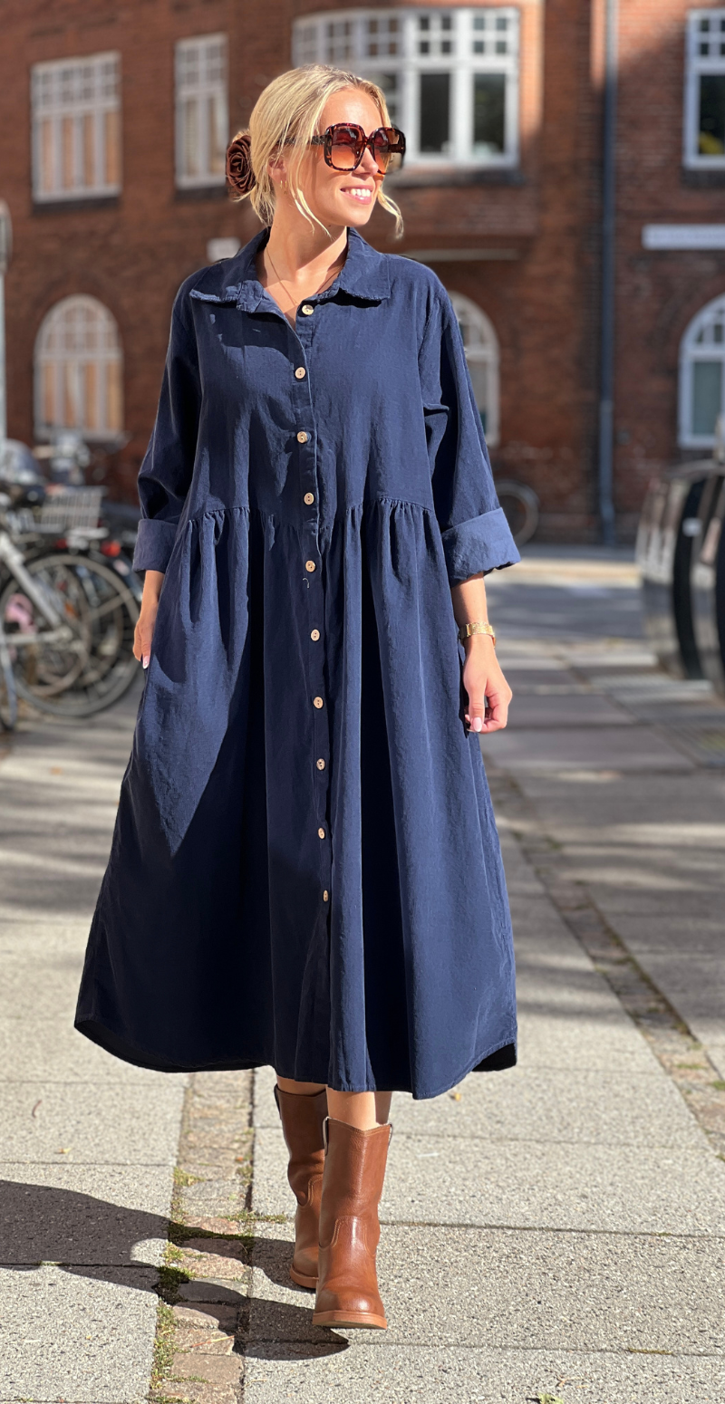 Benedikte fløjlskjole med rynker og knapper navy LikeLondon