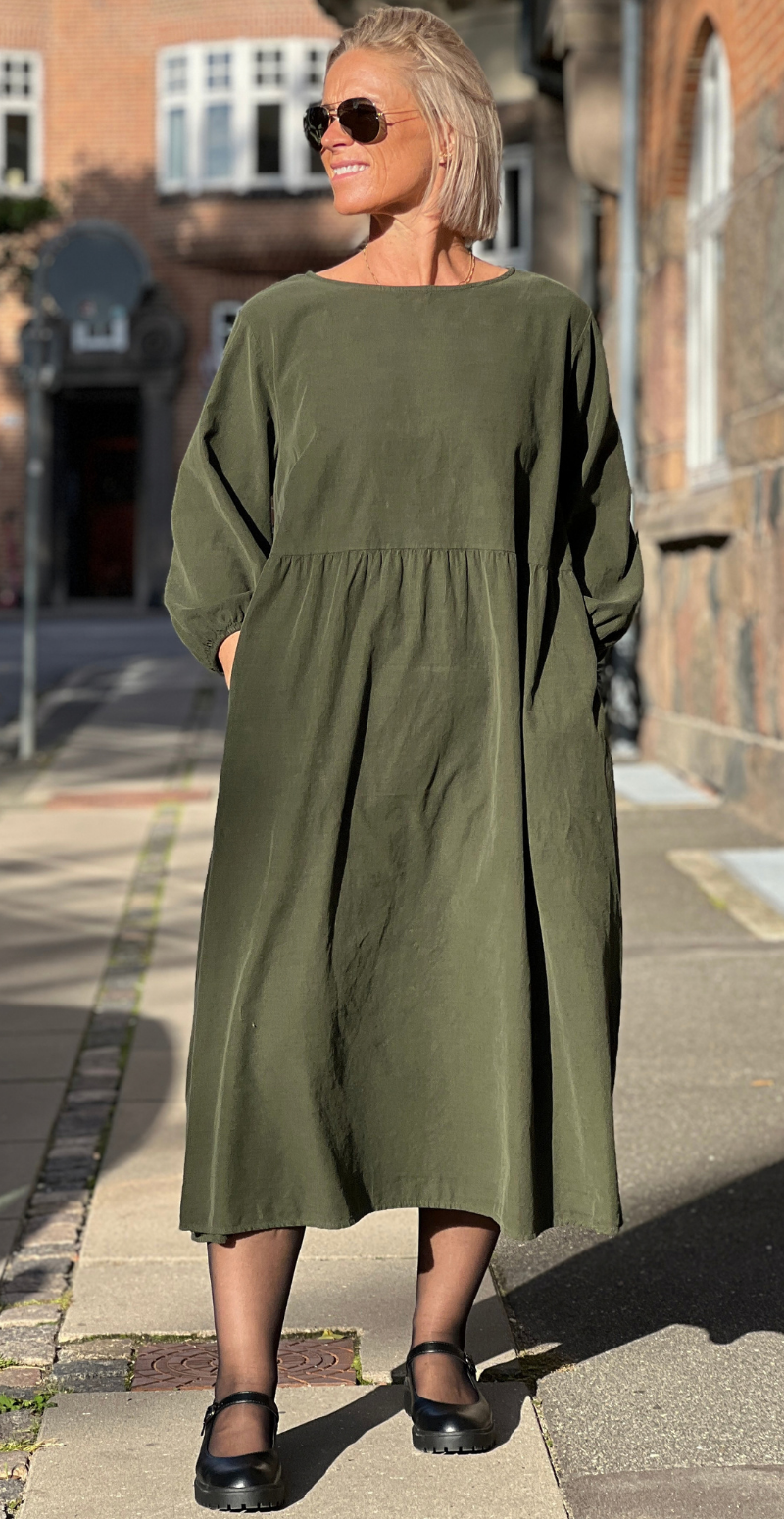 Babette fløjlskjole med lommer og 3/4 ærmer militare LikeLondon