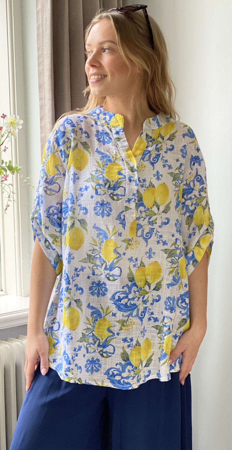 Rosella bluse med stolpelukning, citroner og blomster blå LikeLondon