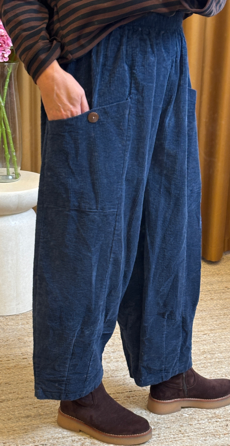 Gwen fløjlsbukser med store lommer navy LikeLondon