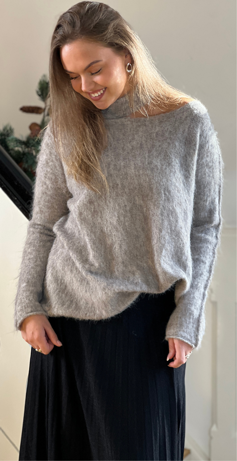 Suzan strikbluse med detalje ved skulderen taupe LikeLondon