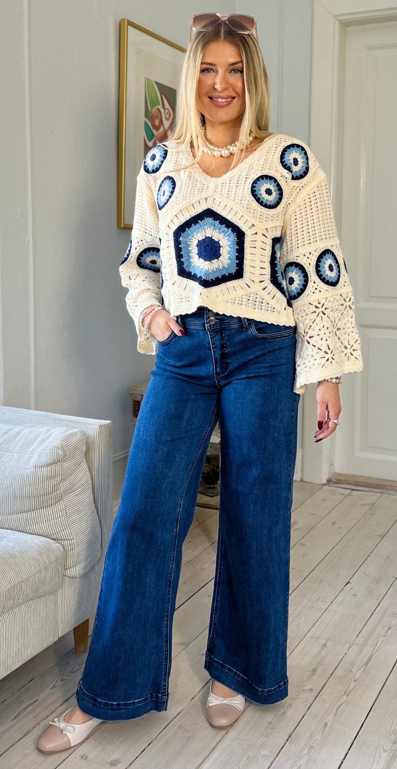 Colette kort bluse med hæklet mønster og vidde ved ærmer creme/blå LikeLondon