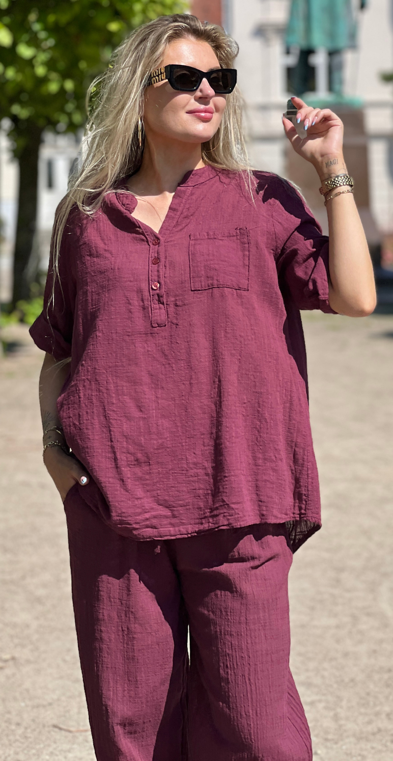 Karla ensfarvet hør bluse med stolpelukning bordeaux LikeLondon