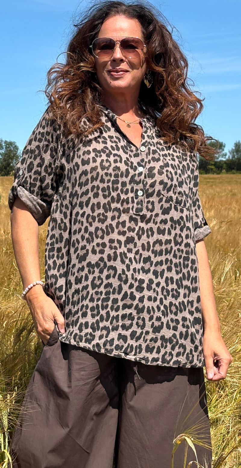 Amira bluse med lille brystlomme og leopardmønster fango LikeLondon