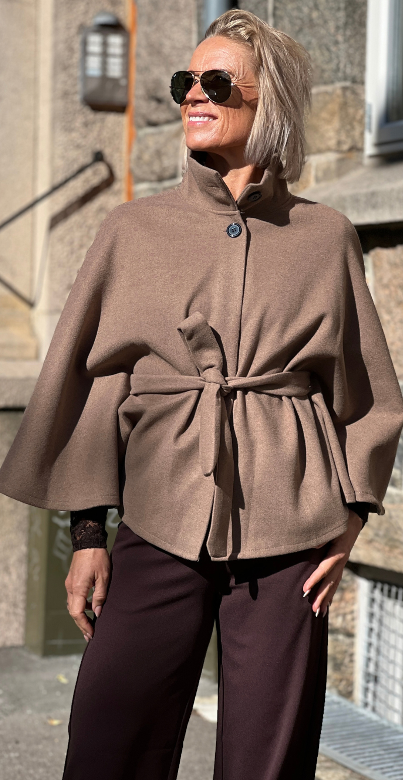 Antonella poncho med bindebånd camel LikeLondon