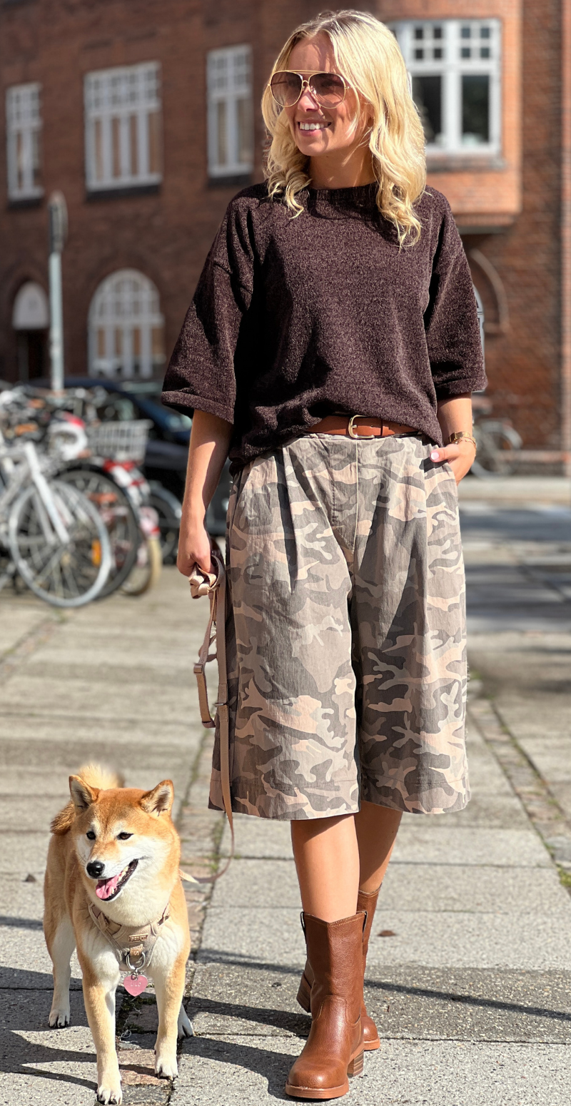 Emma bermuda shorts med camouflage og bælte fango LikeLondon