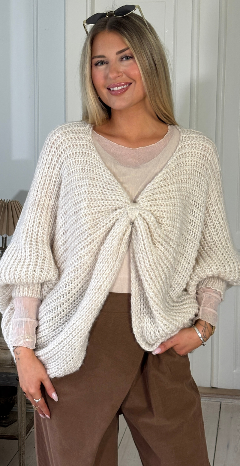 Erika uldstrik med flagermusærmer og rynkedetalje beige LikeLondon