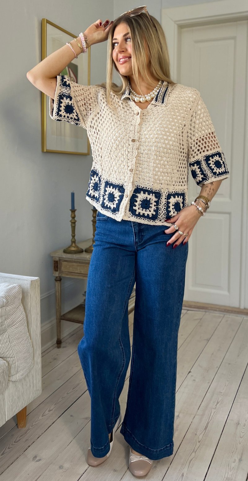 Essa kortærmet cardigan i crochet med krave beige/navy LikeLondon