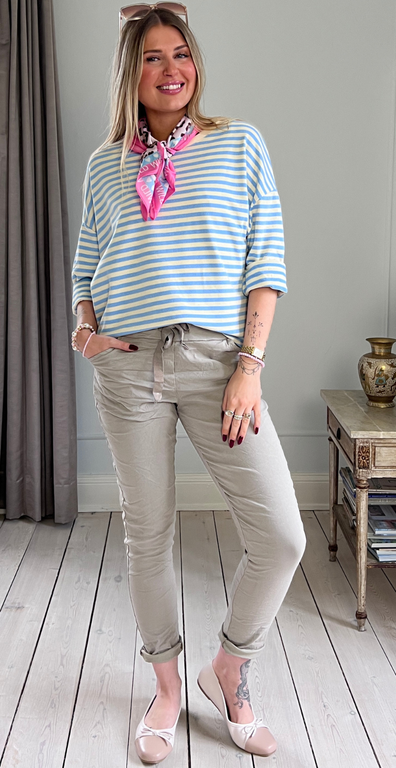 Zenia bluse i oversized pasform med striber lysblå/hvid LikeLondon