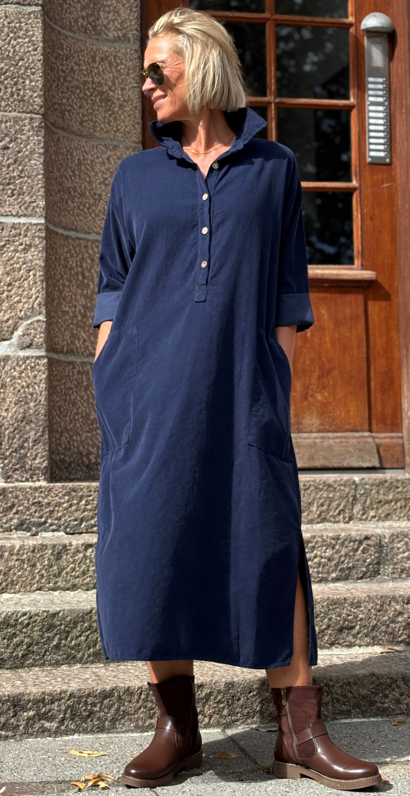 Maja fløjlskjole med stolpelukning og store lommer navy LikeLondon