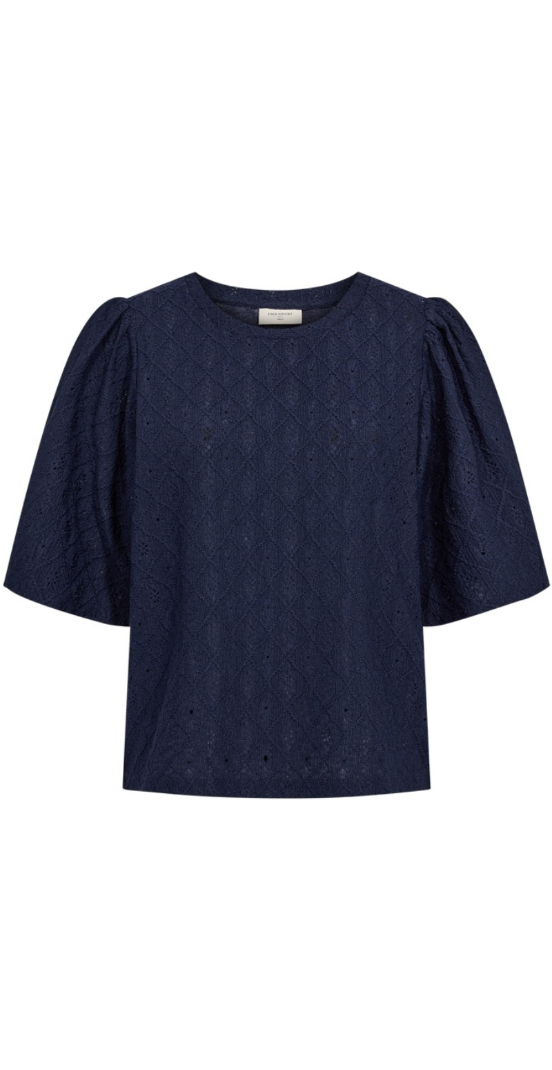 Kiona bluse med hulmønster navy blazer Freequent