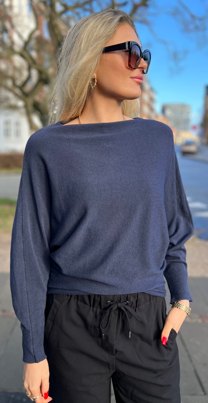 Scarlet bluse med flagermusærmer navy LikeLondon