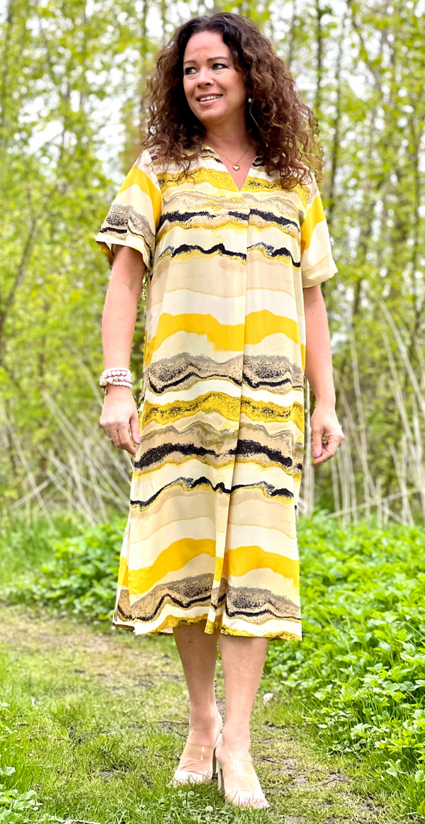 Lang kjole med korte ærmer og print gul