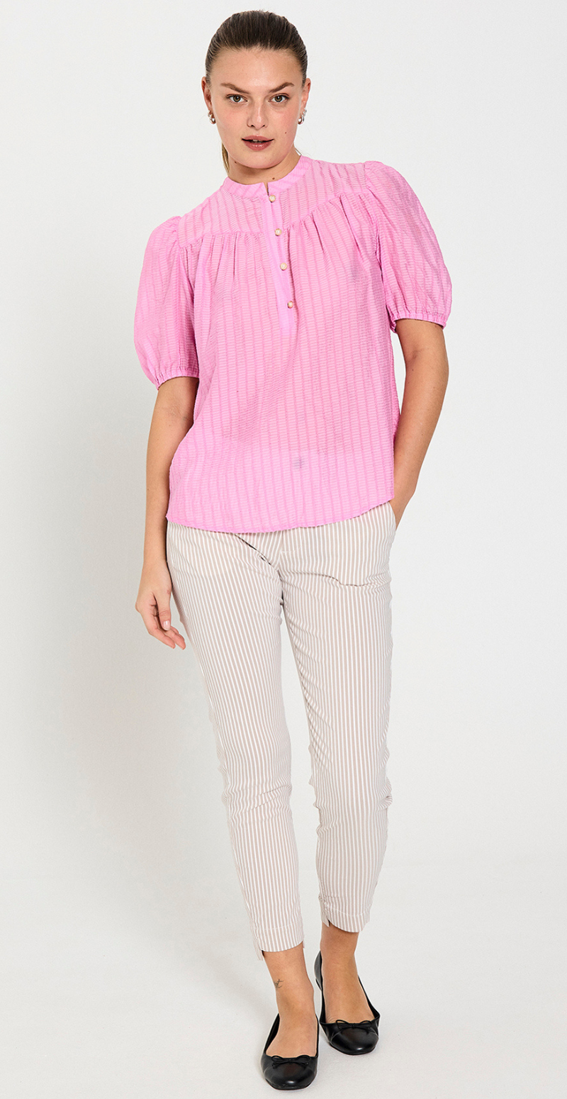 Bella bluse med knapdetaljer fuchsia pink