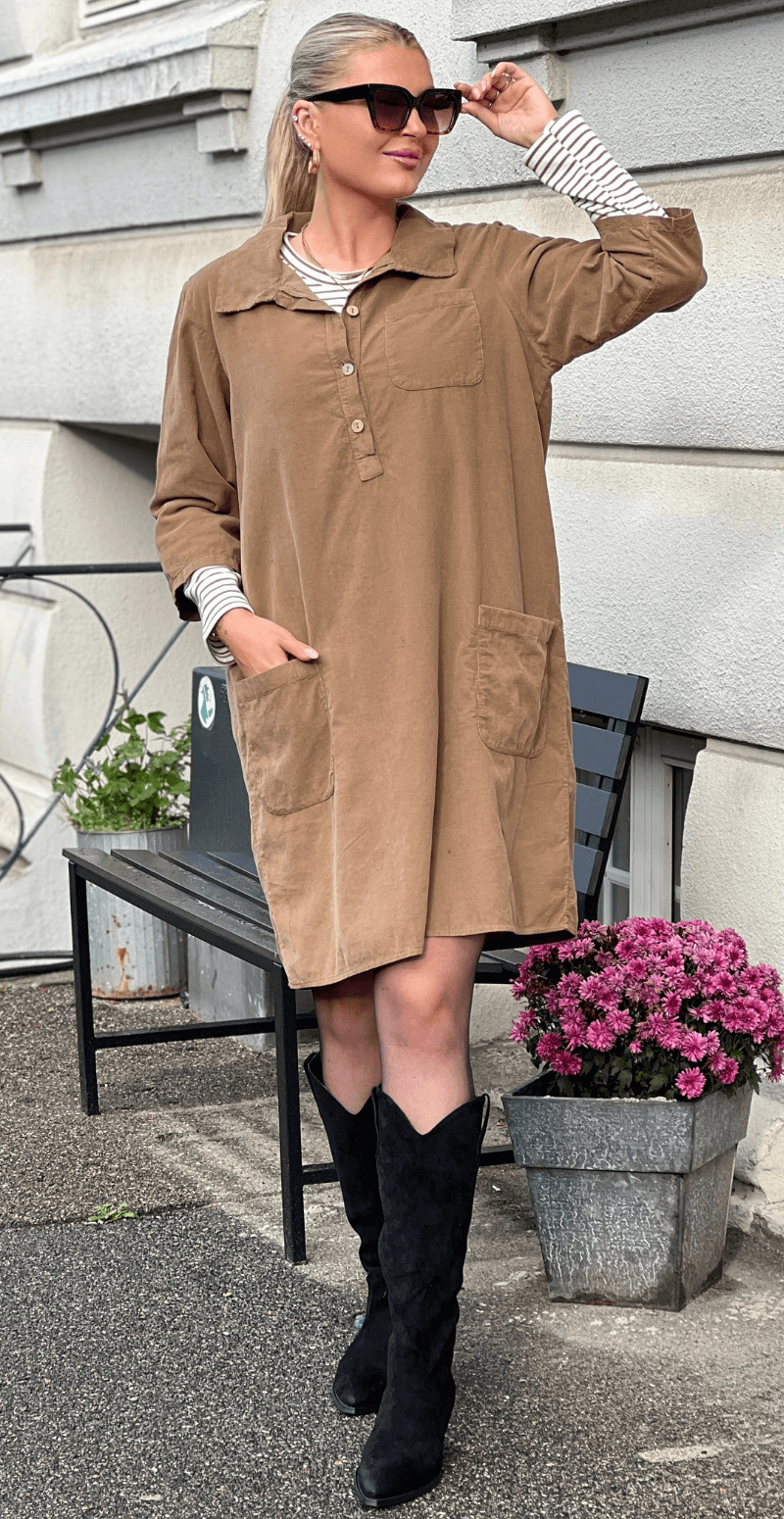 Patty kjole i fløjl med lommer camel LikeLondon