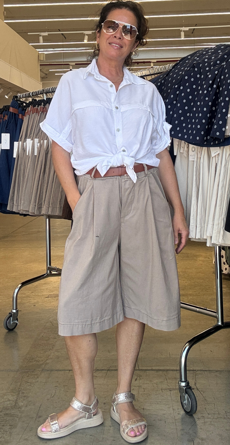 Emma bermuda ensfarvet shorts og bælte fango LikeLondon