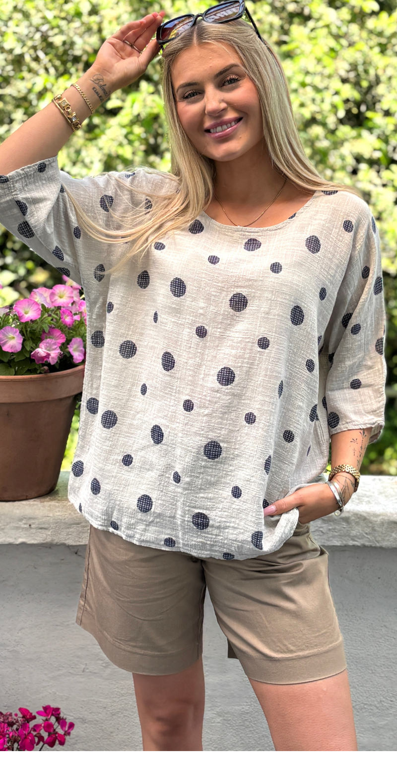Blair bluse med 3/4 ærme og prikker beige LikeLondon