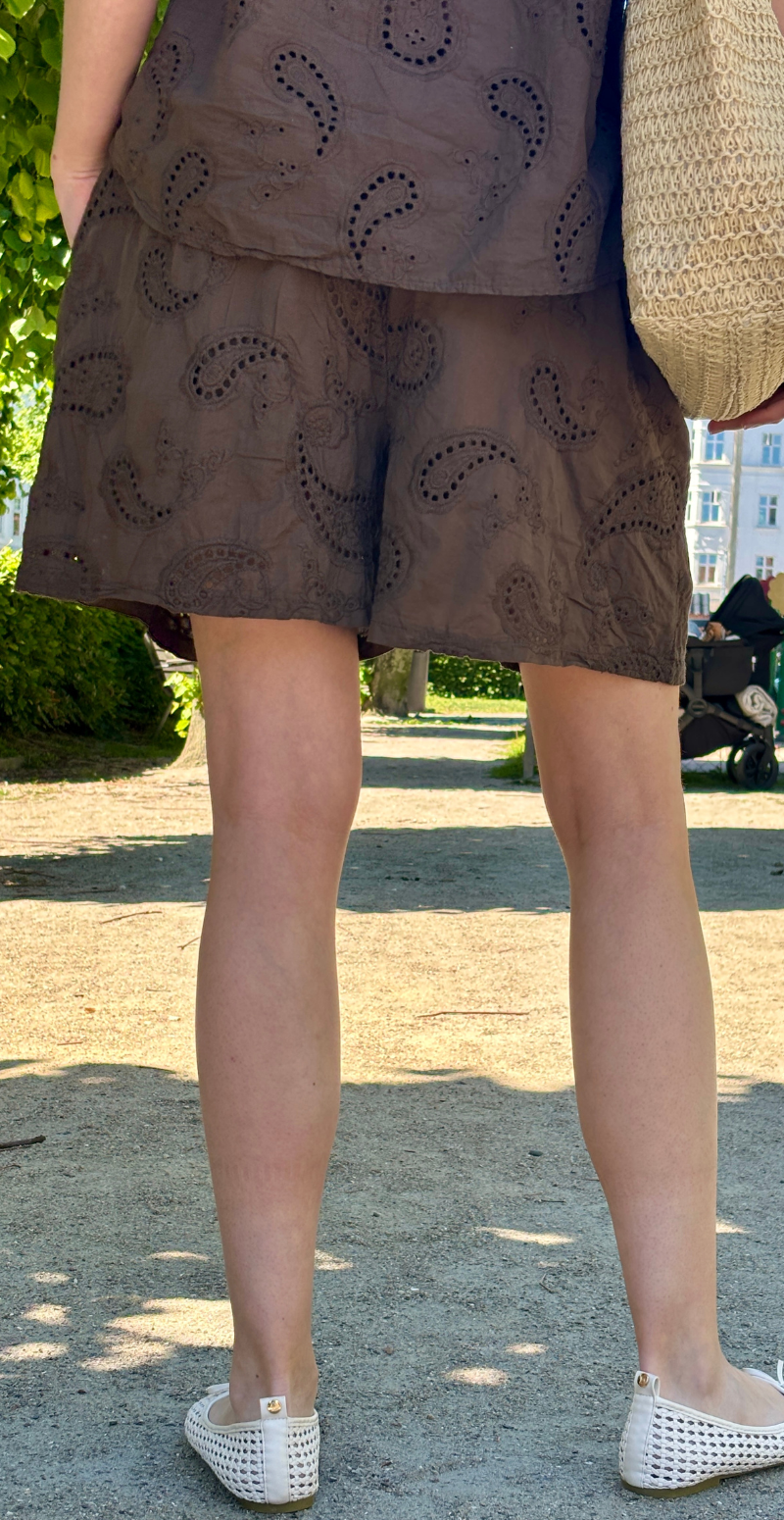 Isobel shorts med broderi anglaise og skrålommer brun LikeLondon