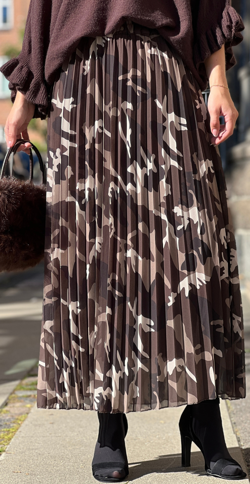 Robyn plisseret nederdel med camouflage print moro LikeLondon