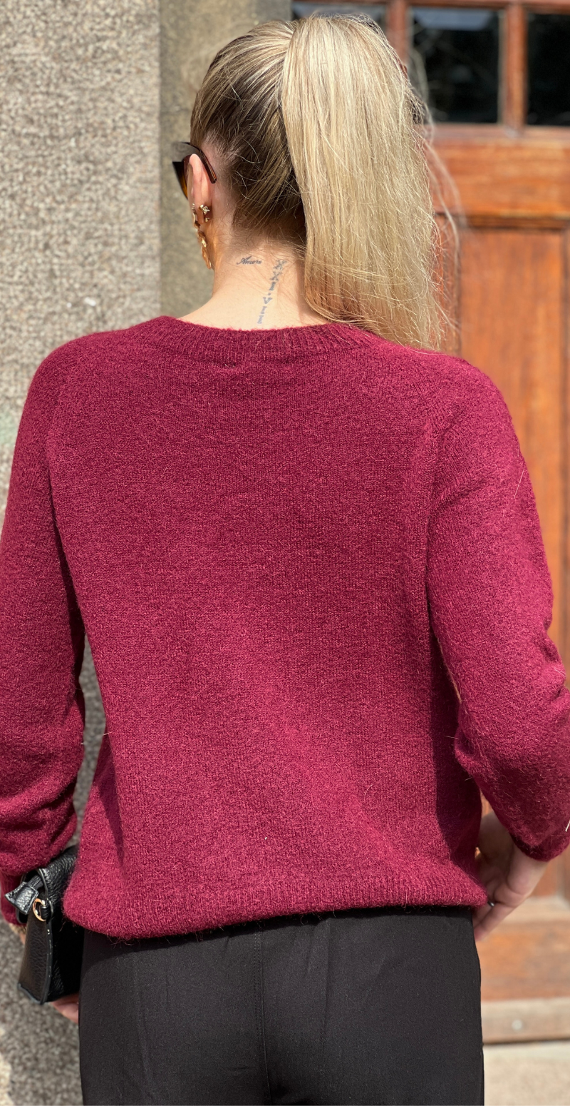 Antonia strikbluse med alpakauld og rund hals vino LikeLondon