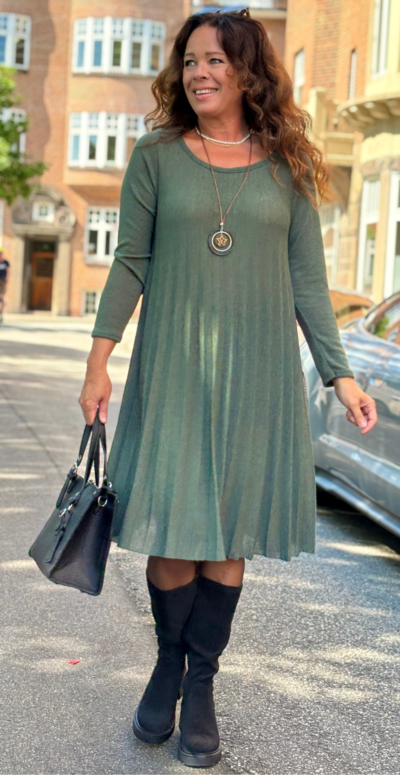 Selma Strikkjole med plissé khaki LikeLondon