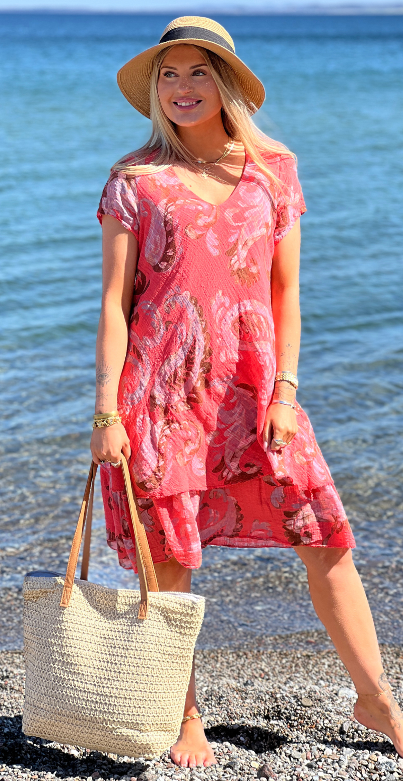 Simone kjole i 2 lag med paisley koral LikeLondon