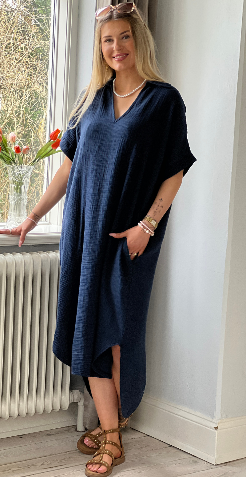 Dagmar kjole i musselin navy LikeLondon