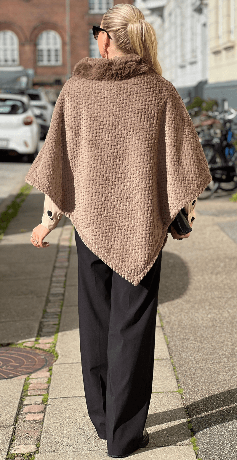 Liza poncho med bølget detalje brun LikeLondon