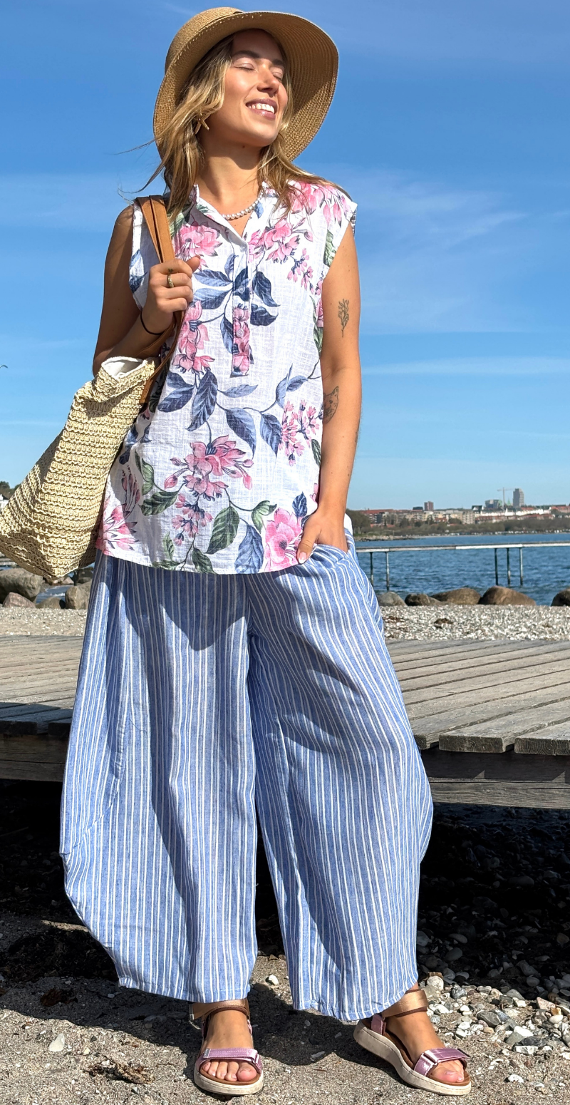 Dorota top med knapstolpe og blade/blomster hvid LikeLondon