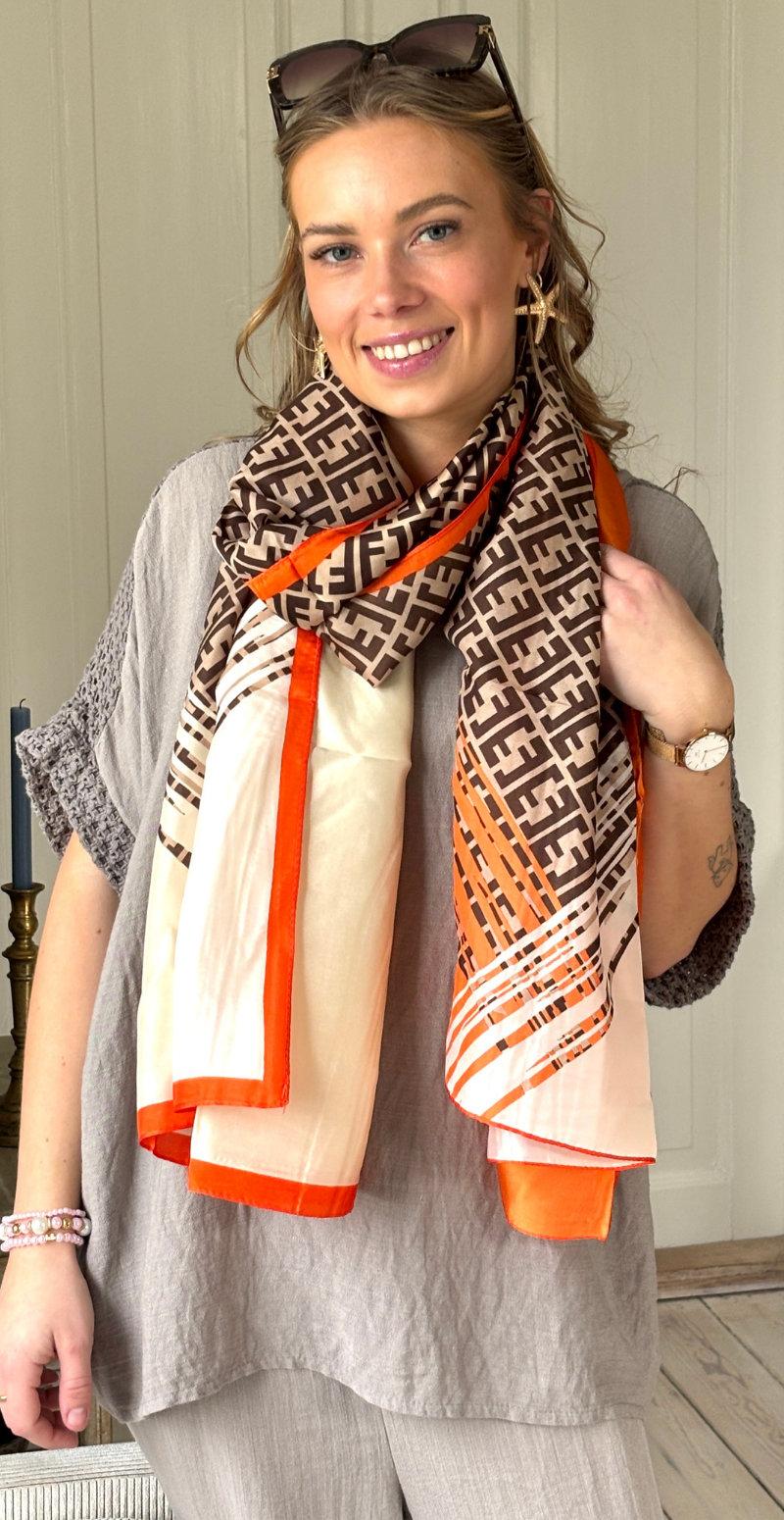 Tørklæde med "E" logo og farverigt print orange LikeLondon