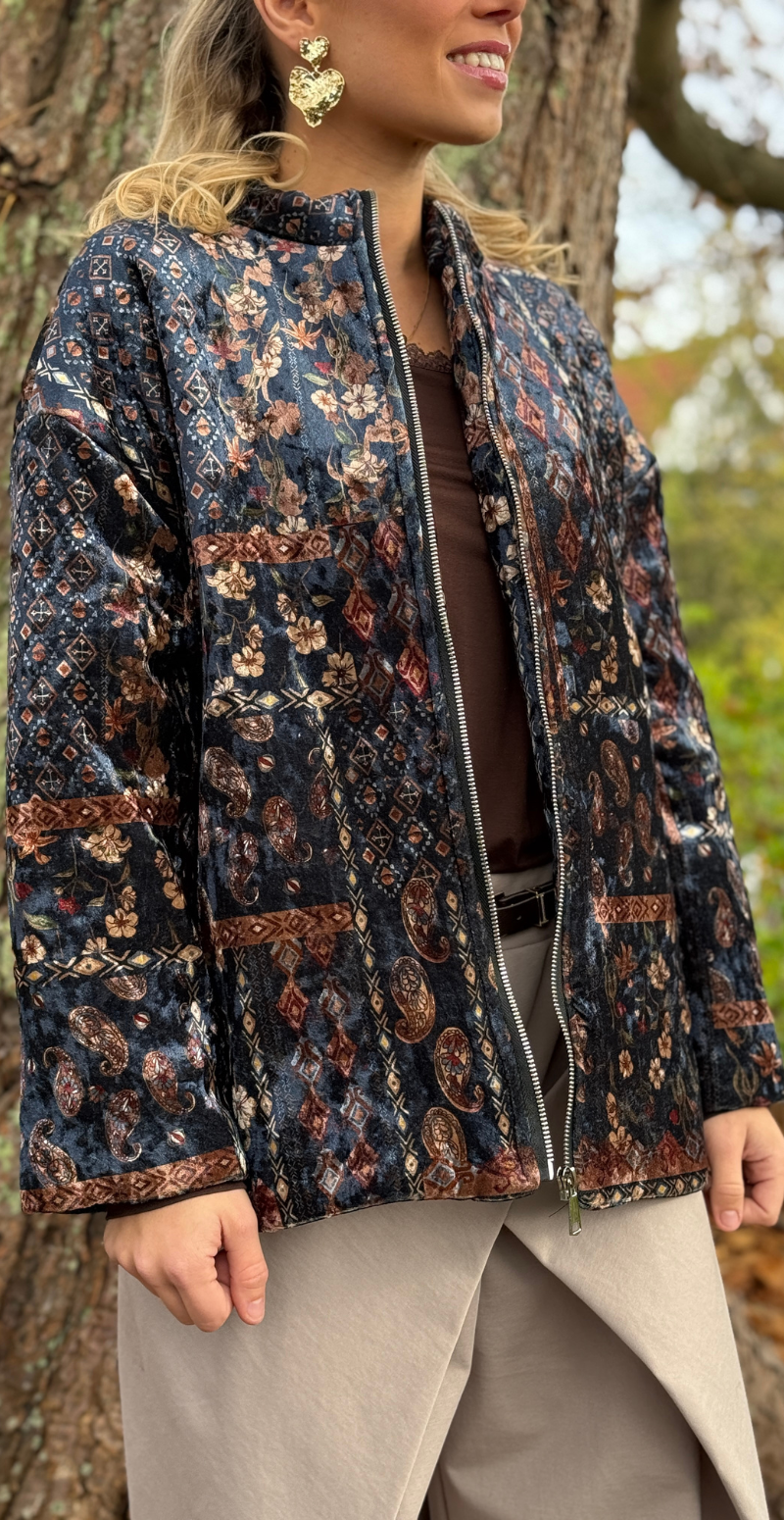 Sibylle jakke i velour med lynlås og blomsterprint navy LikeLondon