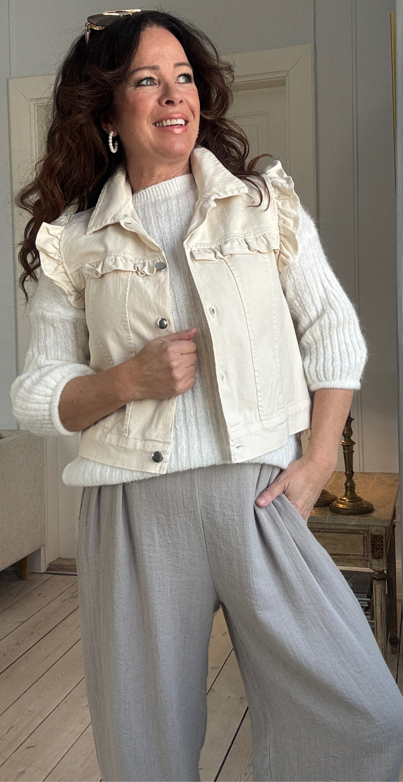 Elli vest med flæsedetaljer cream LikeLondon