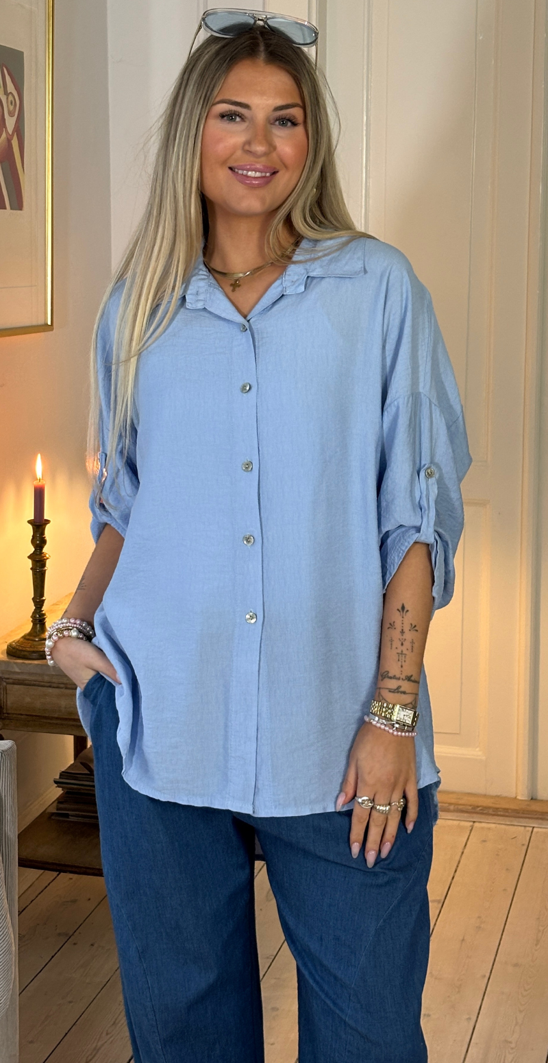 Martha skjorte med opsmøg på ærmet sky LikeLondon