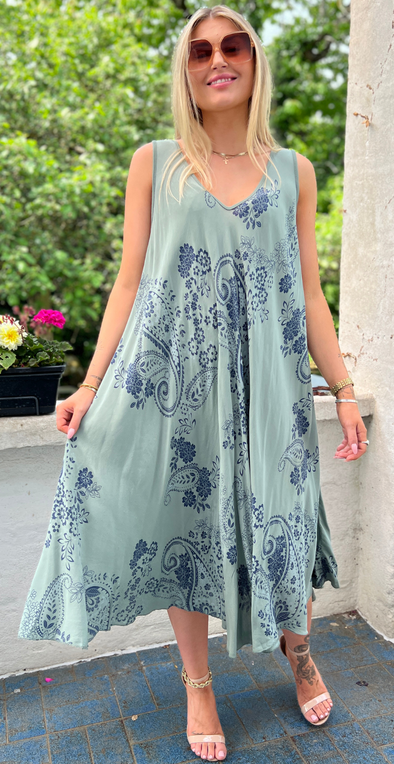 Safina vidde kjole uden ærmer med paisleyprint khaki LikeLondon