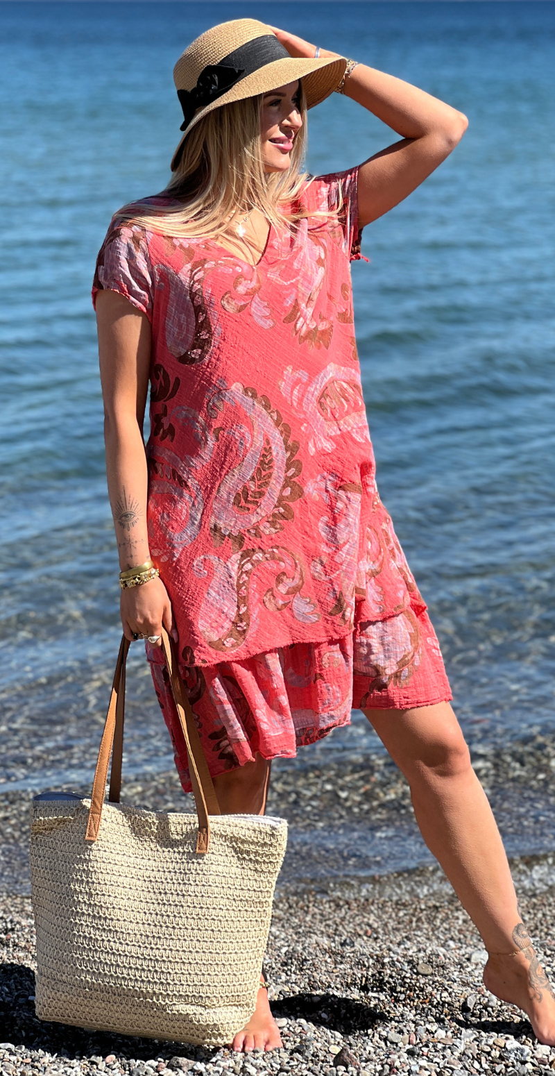 Simone kjole i 2 lag med paisley koral LikeLondon