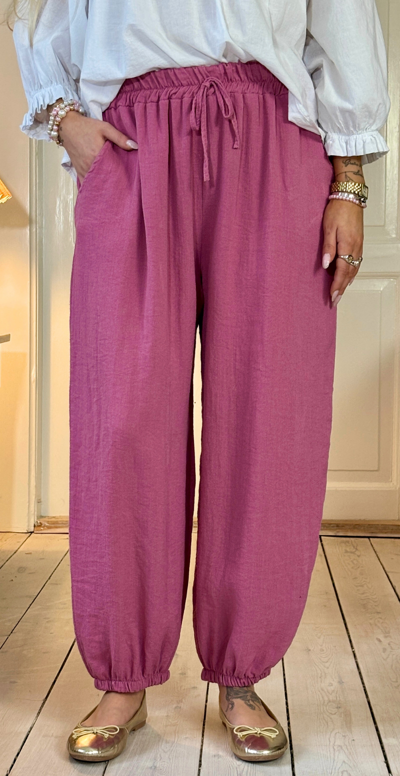 Marietta bukser med bindebånd i taljen og elastik i benene cipolla LikeLondon