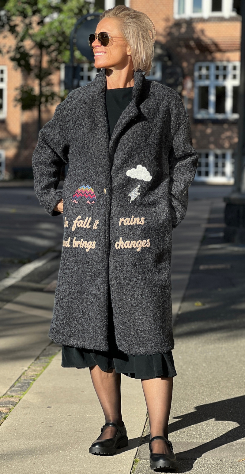 Bette frakke med patches sort LikeLondon