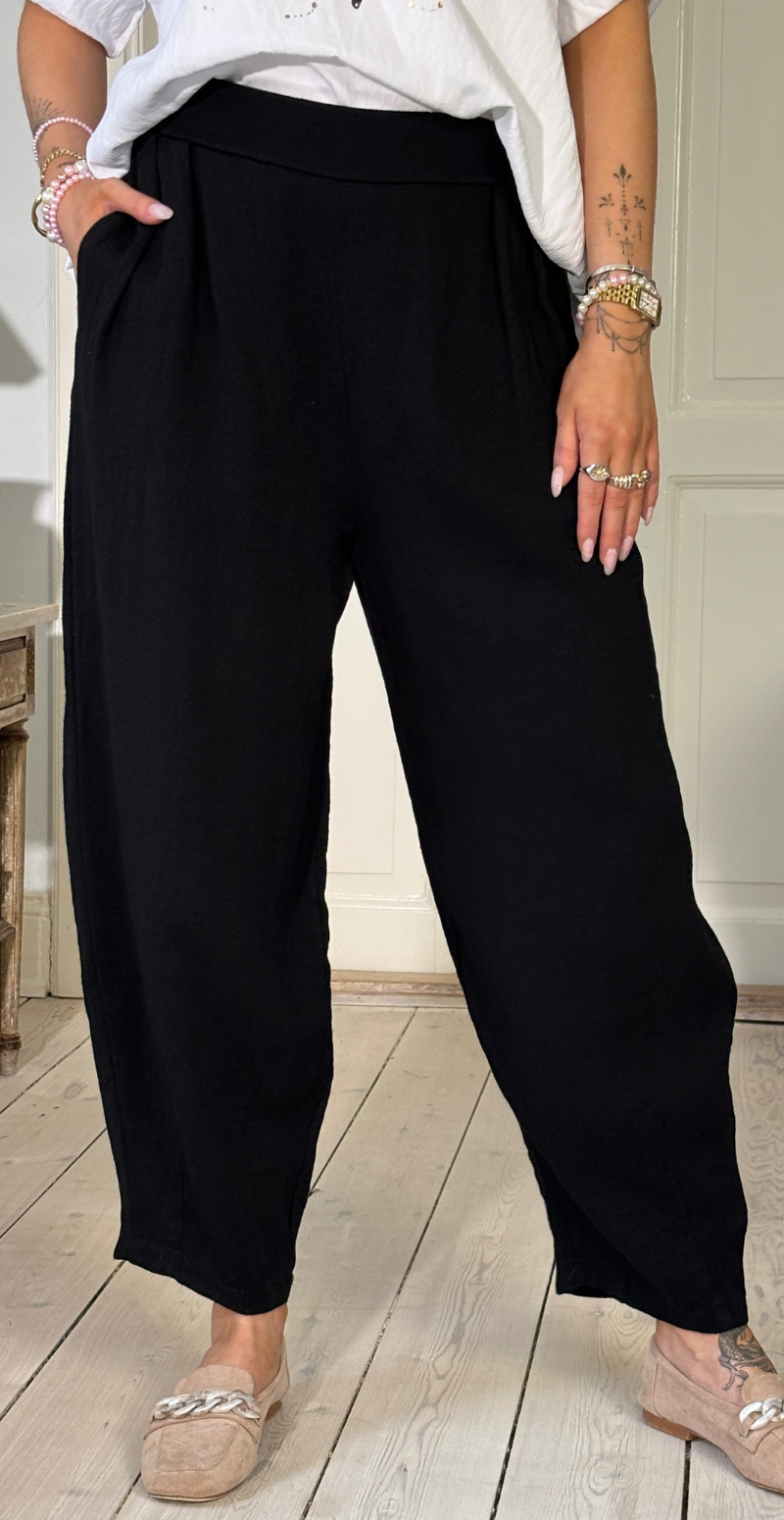 Forudbestil uge 8 Sutton bukser i barrel-fit med læg foran sort LikeLondon