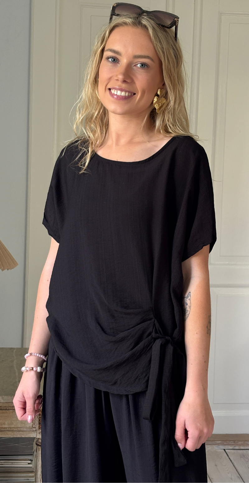 Ellie kortærmet bluse med bindebånd i siden sort LikeLondon