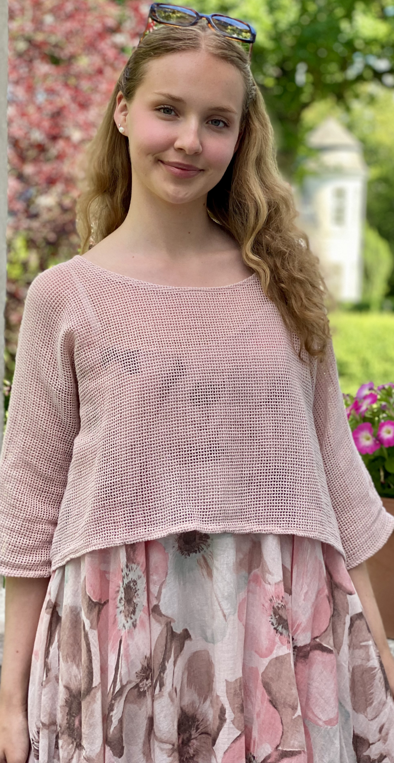 Ophelia kjole med blomsterprint og tynde stropper med tilhørende bluse pink LikeLondon