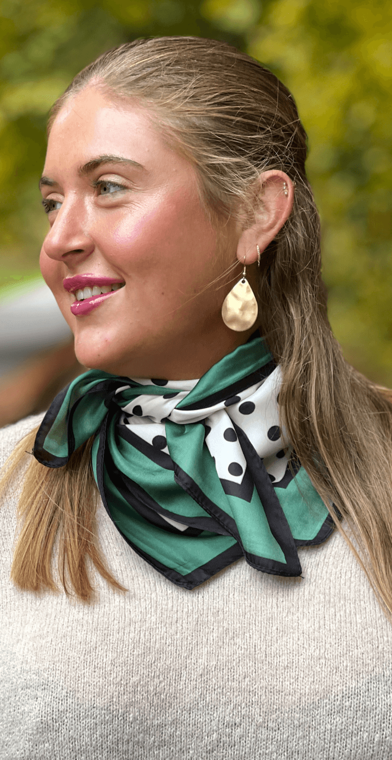 Silketørklæde med prikker grøn LikeLondon