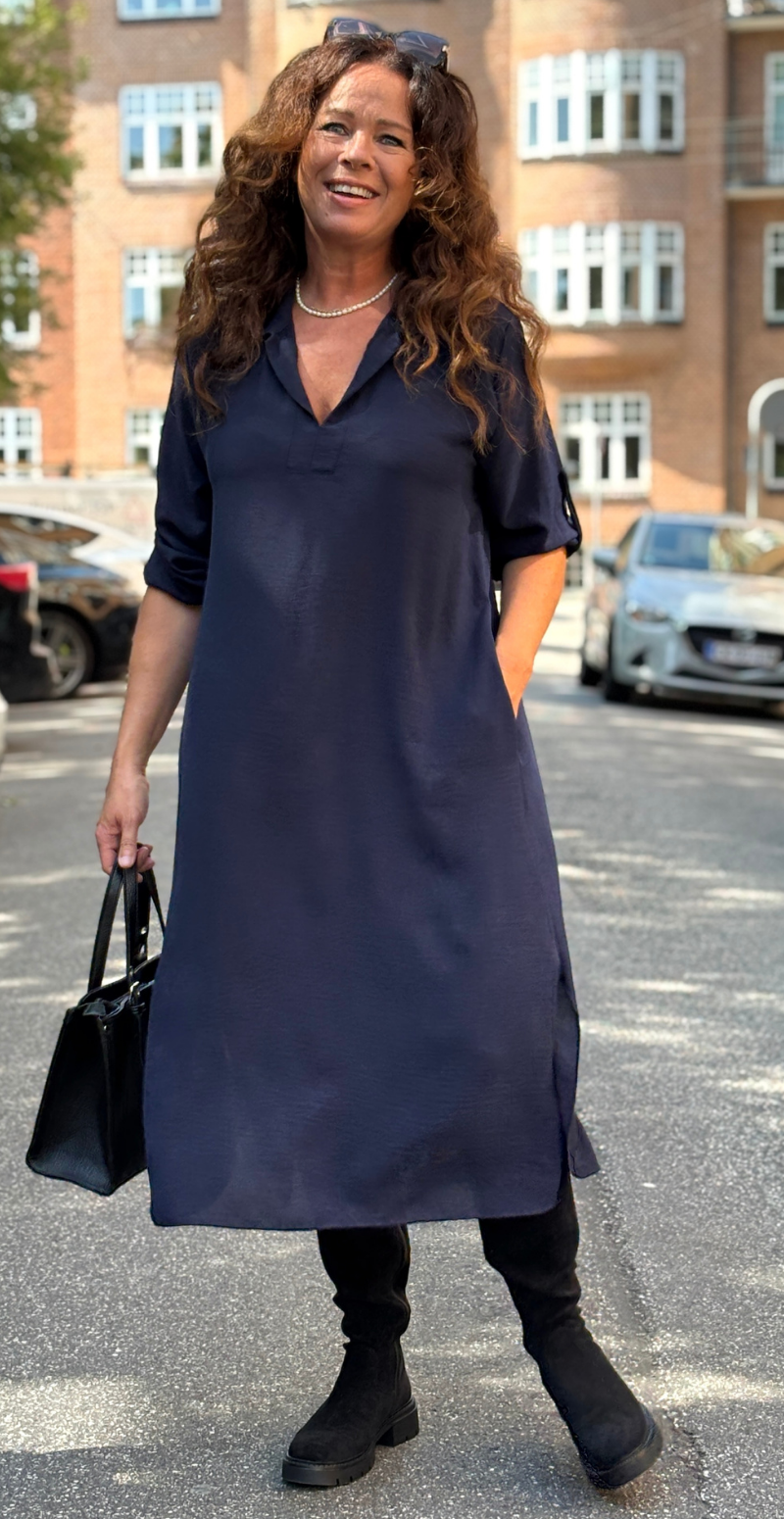 Tilly kjole med v-hals, krave og slids navy LikeLondon