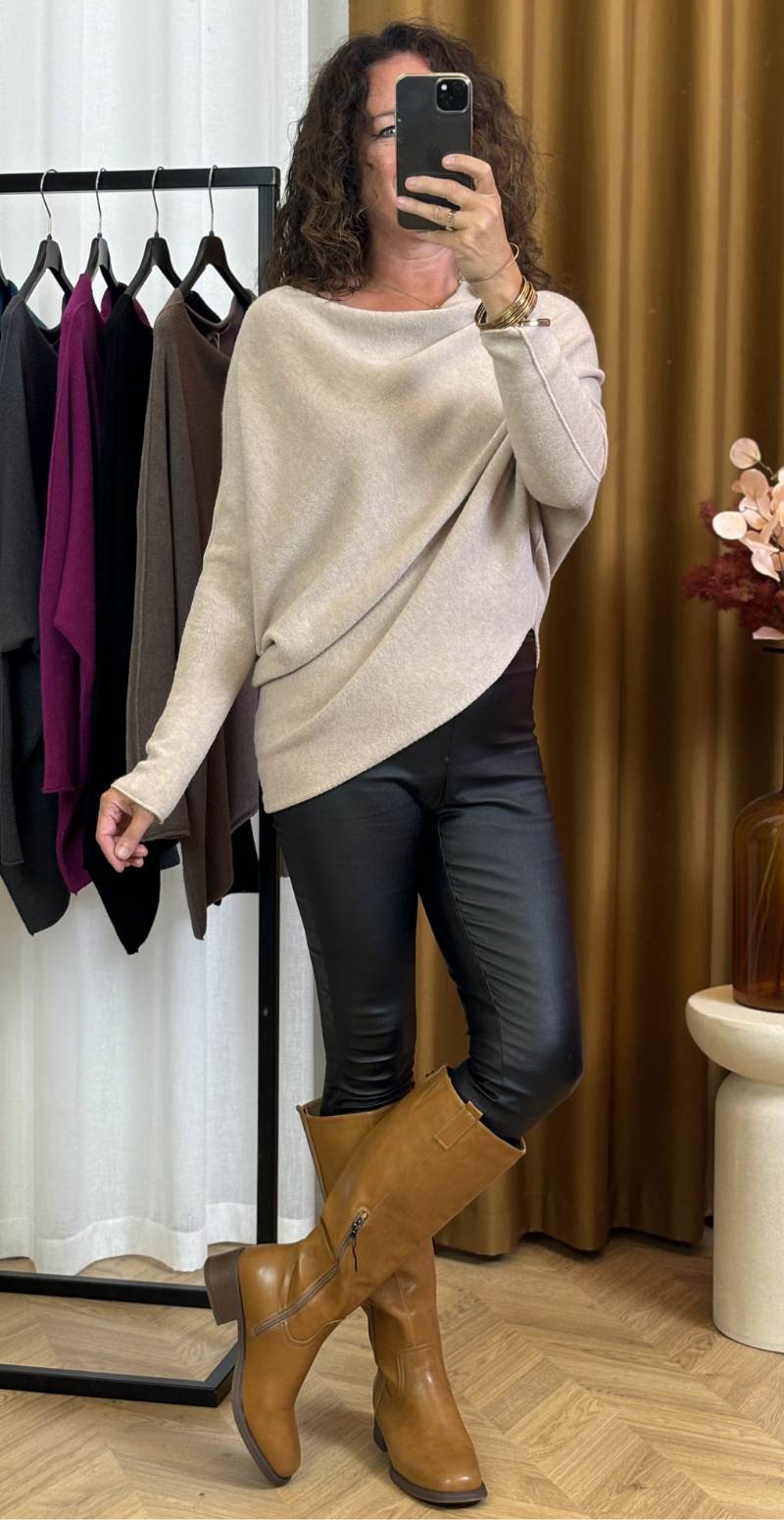 Mimi bluse med asymmetrisk snit i bunden beige LikeLondon
