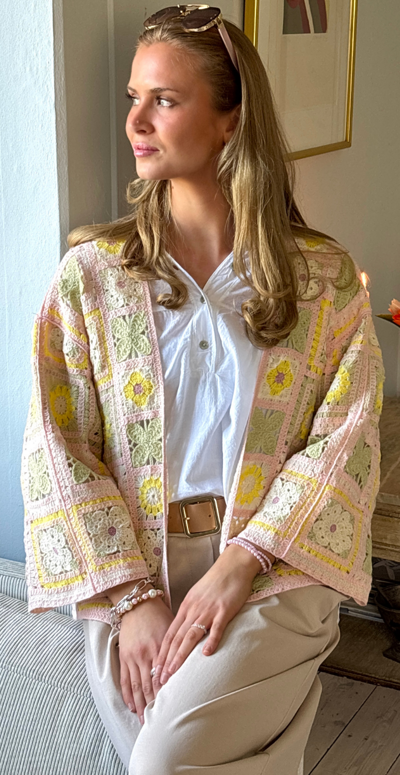 Alyssa hæklet cardigan med blomstermotiv rosa LikeLondon