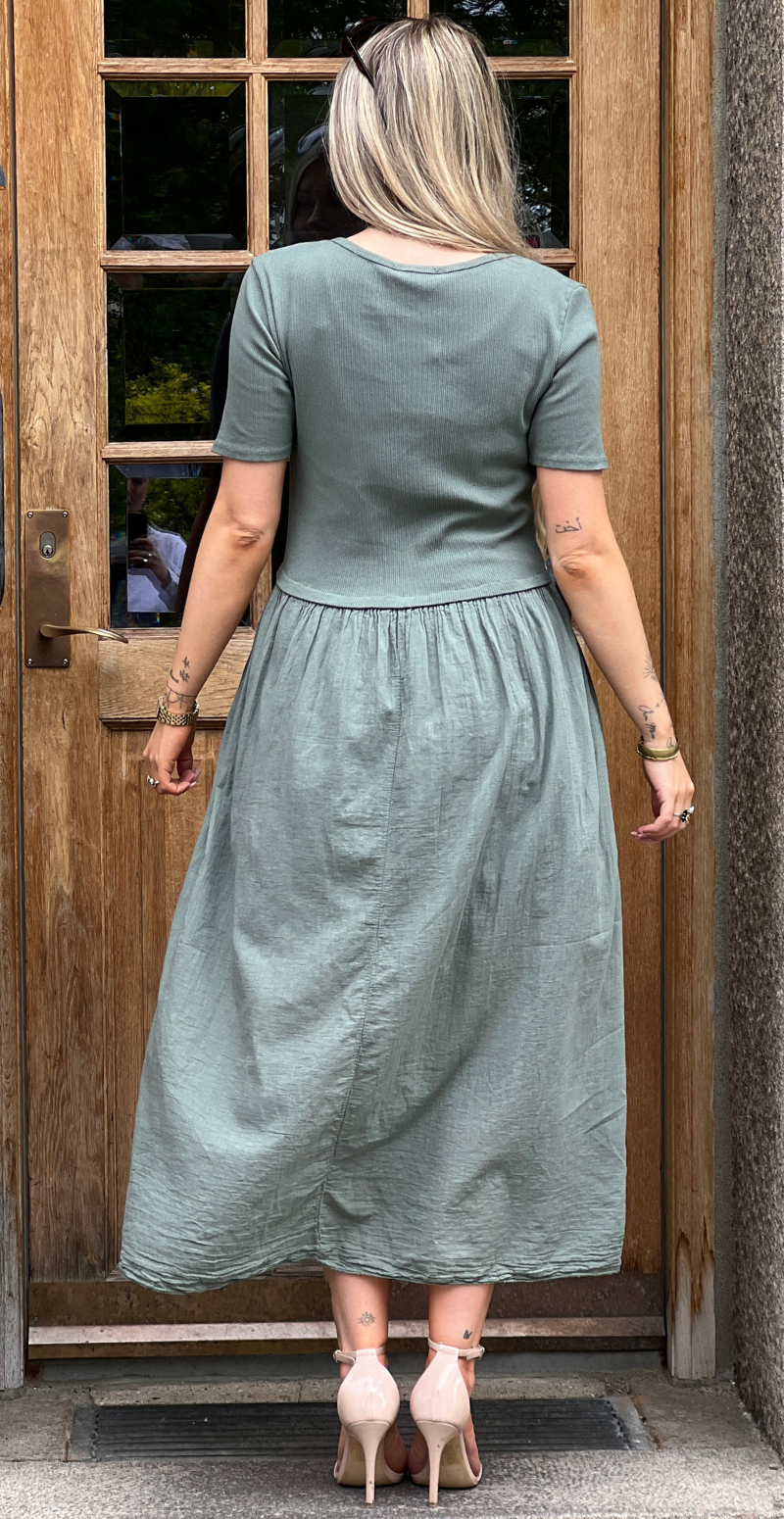Christiane kjole med V-udskæring og overdel i rib khaki LikeLondon